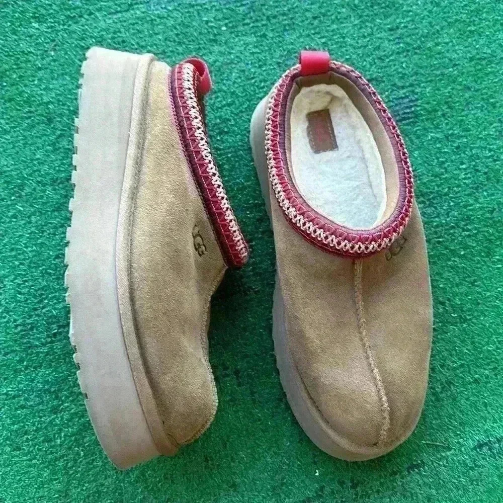 UGG - Picture 3 of 7